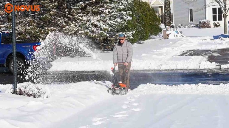 Use an electric snow blower to remove snow in the courtyard