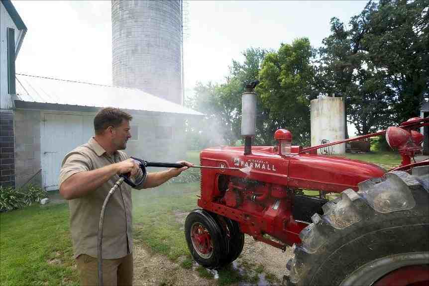 3100 PSI gas pressure washer use in cleaning heavy equipment