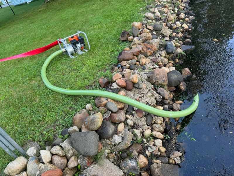 The semi-trash water pump is in operation.